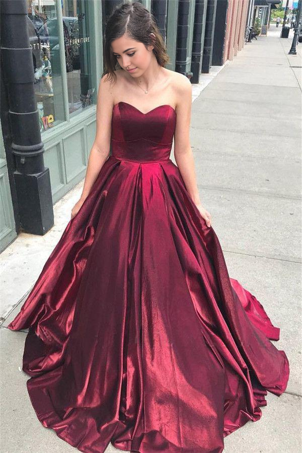 Vestido de fiesta sencillo de satén burdeos sin tirantes con escote en forma de corazón y corte en A para graduación